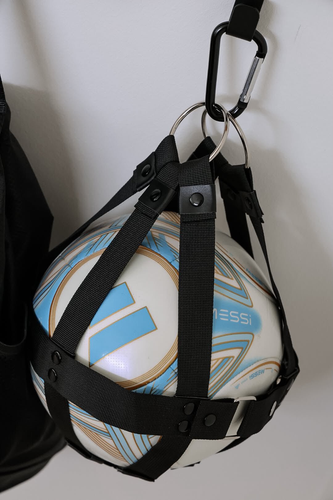 Boldholder / boldnet til rygsæk – Praktisk boldnet til fodbold, basketball & håndbold - Lukaki.dk