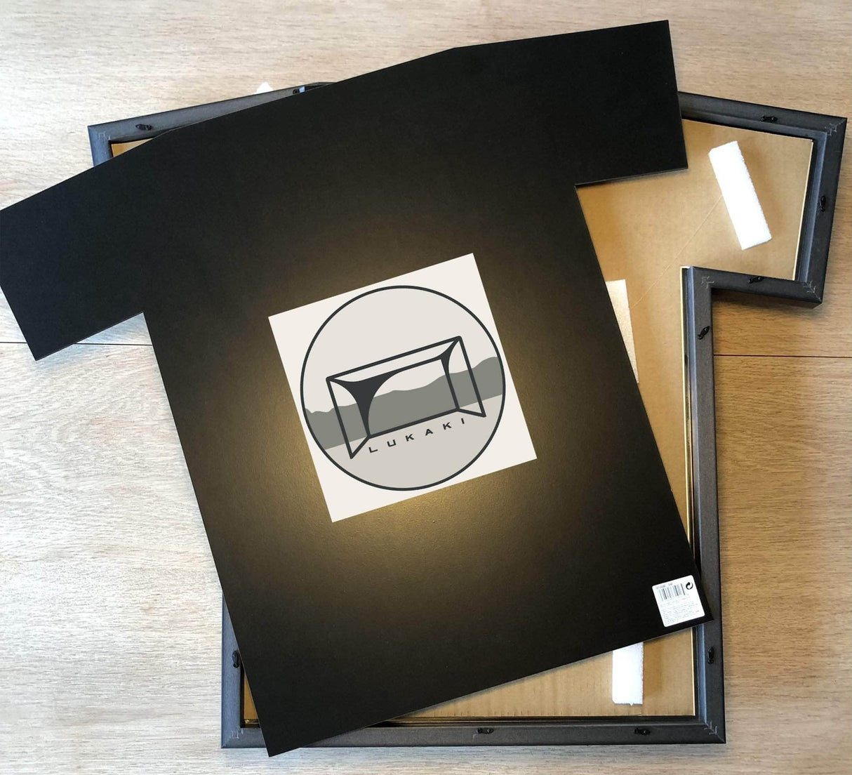 DEMO Ramme til fodboldtrøje - Medium str. - UMBRA t-shirt ramme - Lukaki.dkRamme har været knækket. Er repareret - Ramme til fodboldtrøje - Medium str. - UMBRA t-shirt ramme
