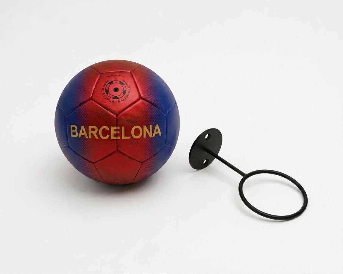 FC Barcelona Fodbold og boldholder til væg (inkl. sorte skruer) - Lukaki.dk