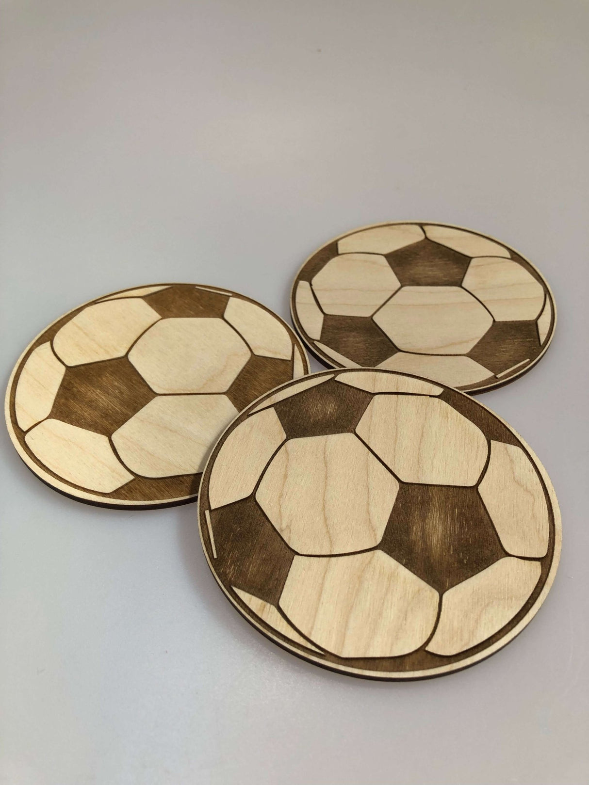 Fodbold i bambus til væg/dør - Lukaki.dkFodbold i lyst træfiner til væg/dør