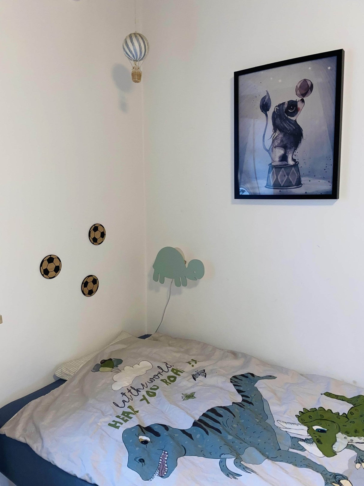 Fodbold i bambus til væg/dør - Lukaki.dkFodbold i lyst træfiner til væg/dør