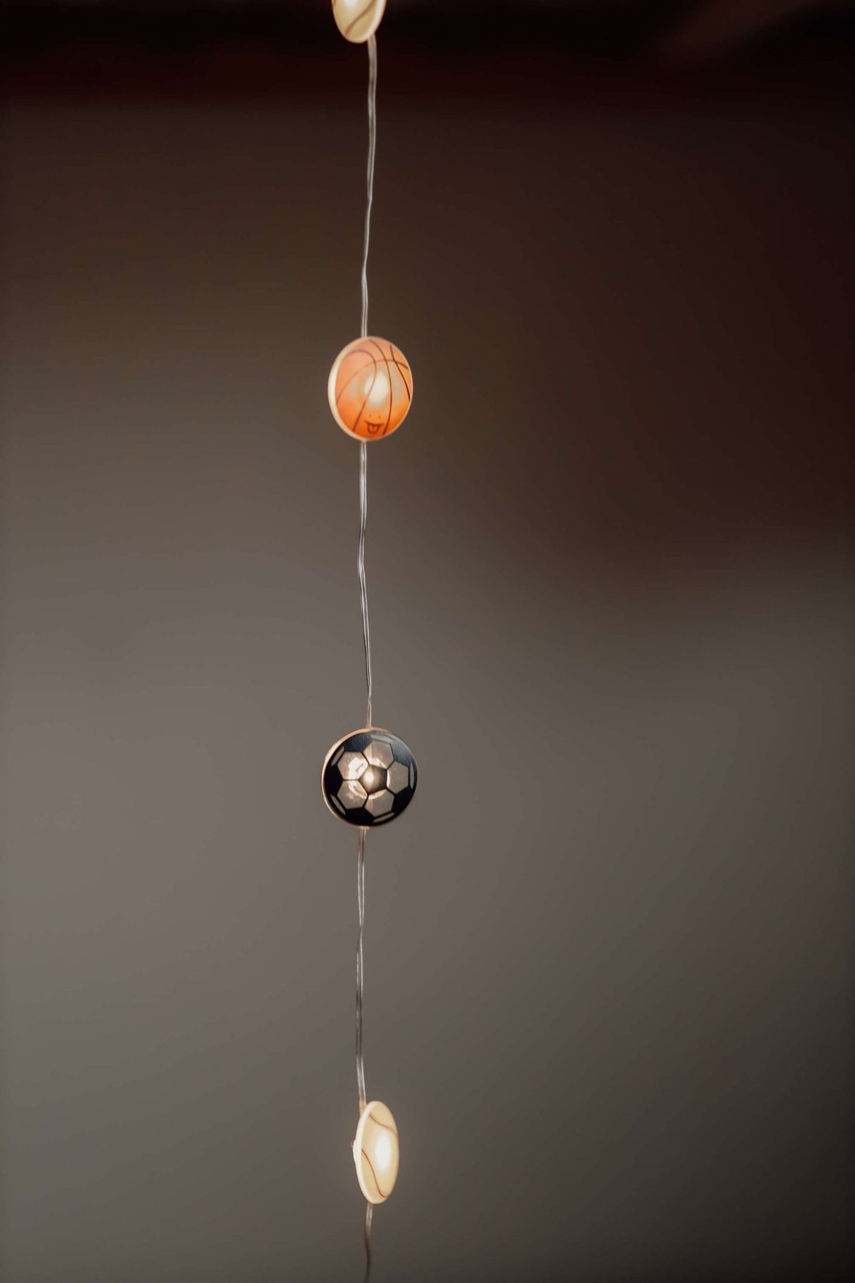 Lyskæde med sportsbolde (10 bolde / 160 cm.) - Lukaki.dkLyskæde med sportsbolde (10 bolde / 160 cm.)