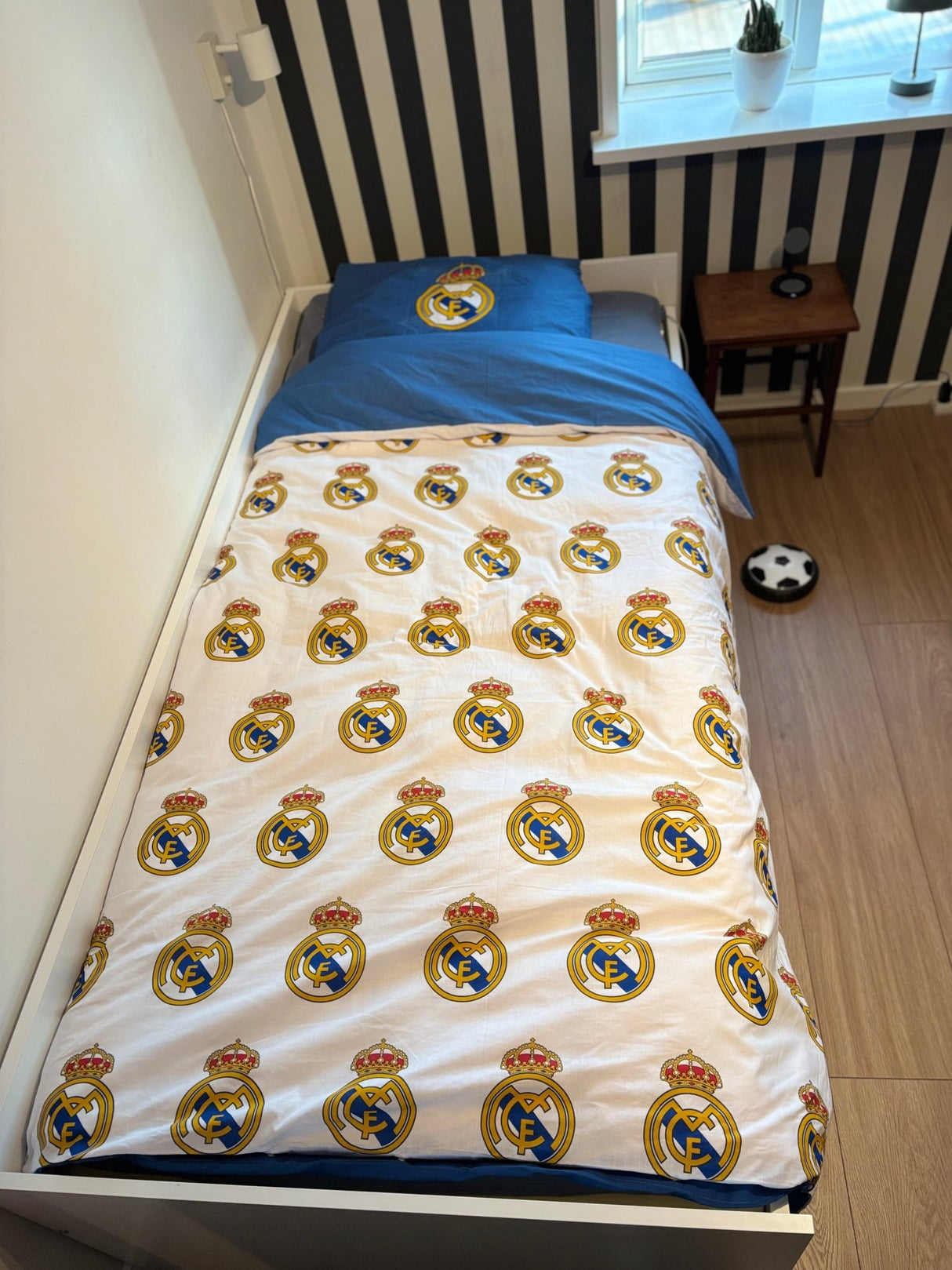 Real Madrid sengetøj i 140x200 cm med vendbart design i bomuld