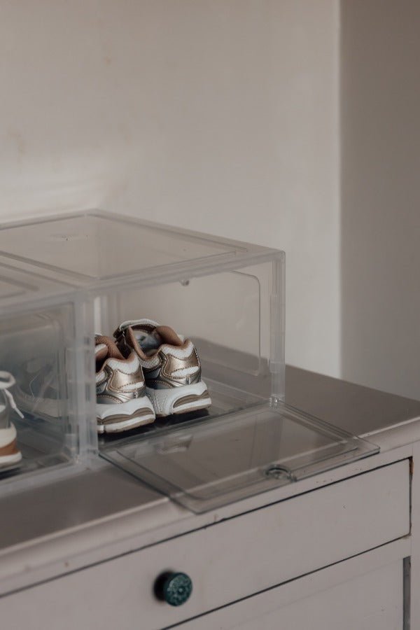 Sneakerbox / skokasse med drop down låg - klar plast - Lukaki.dkSneakerbox / skokasse med drop down låg - klar plast