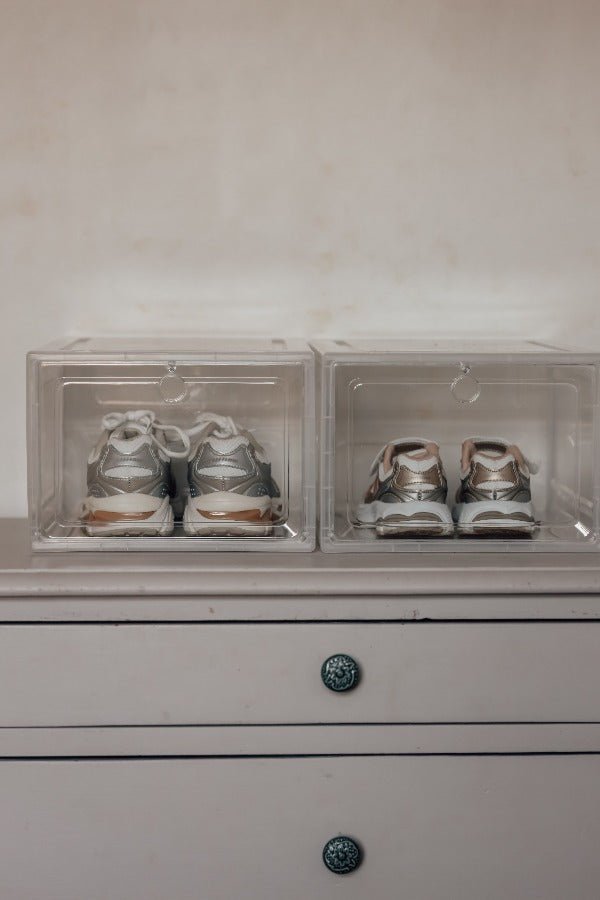 Sneakerbox / skokasse med drop down låg - klar plast - Lukaki.dkSneakerbox / skokasse med drop down låg - klar plast