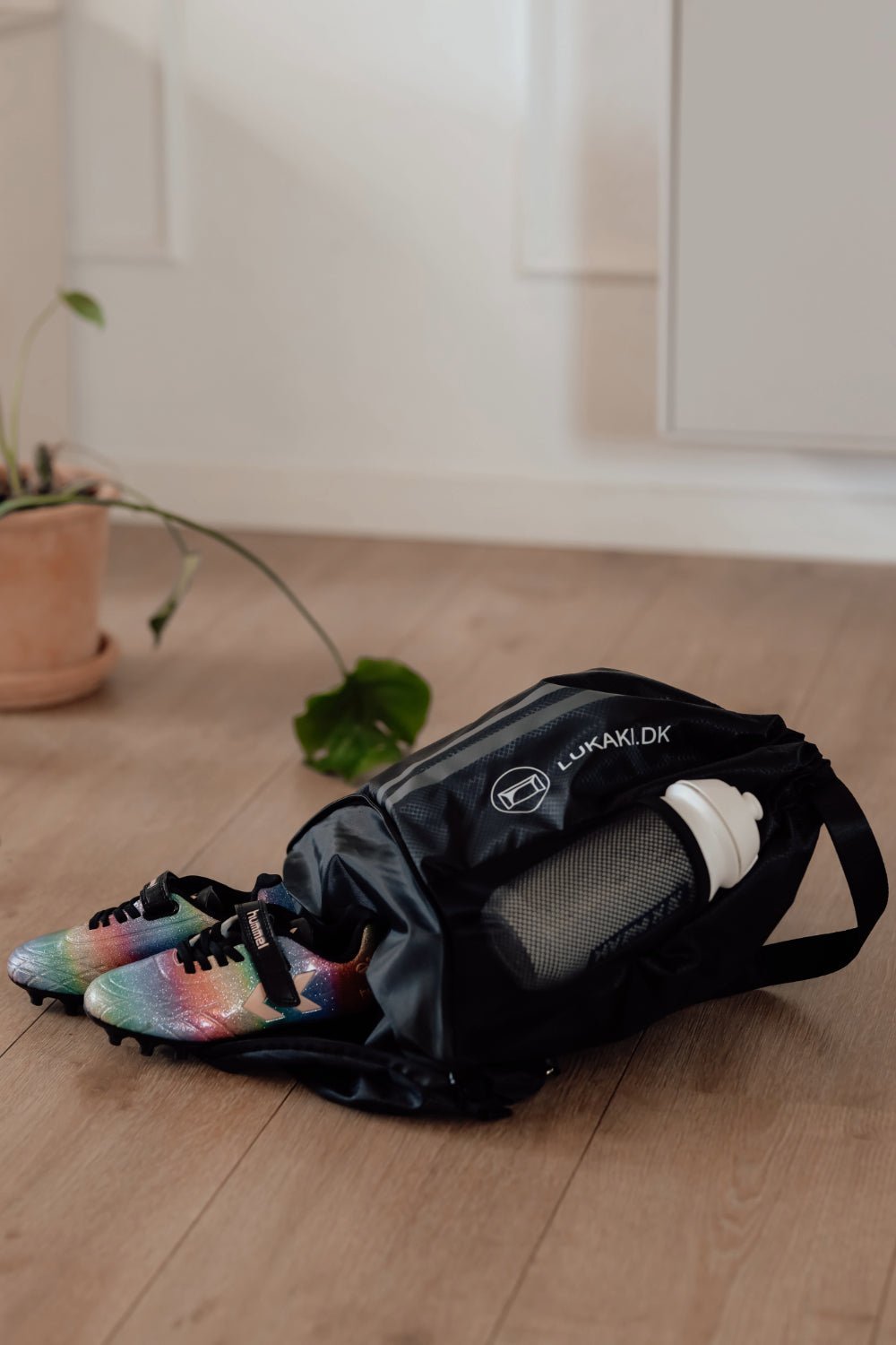 Sportsrygsæk med boldholder og skorum - vandafvisende og praktisk sampak - Lukaki.dkSportsrygsæk med boldholder og skorum - vandafvisende og praktisk sampak