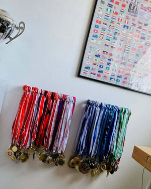 1 Boldholder + 1 Medaljeholder + 1 Pudebetræk - Lukaki.dk1 Boldholder + 1 Medaljeholder + 1 Pudebetræk