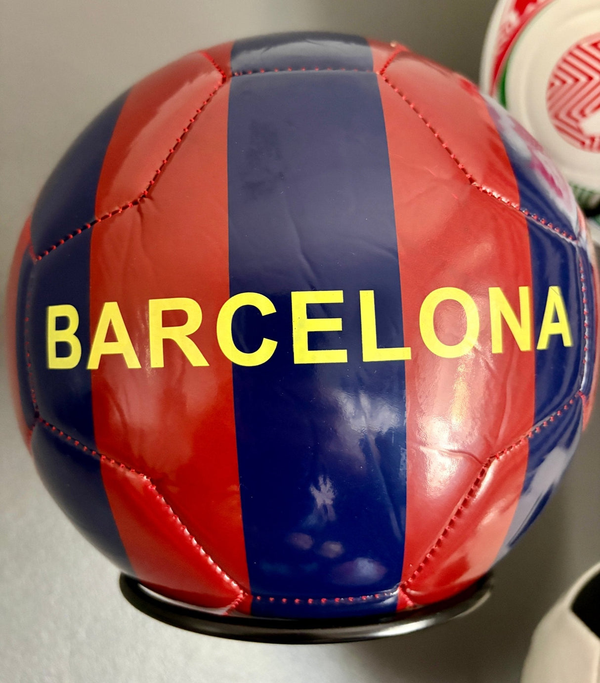 FC Barcelona Fodbold og boldholder til væg (inkl. sorte skruer) - Lukaki.dk