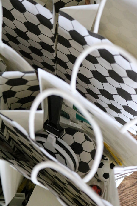 Gavepose med Fodboldtema – Kraftig Karton (16x22x9 cm) - Lukaki.dkGavepose med Fodboldtema – Kraftig Karton (16x22x9 cm)