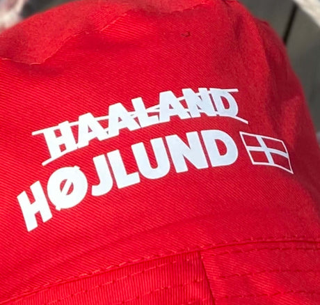 Højlund X Haaland "Højlund i hatten" bøllehat - Lukaki.dkHøjlund X Haaland "Højlund i hatten" bøllehat