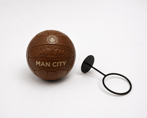Manchester City fodbold i retro look med boldholder til væg (inkl. sorte skruer)