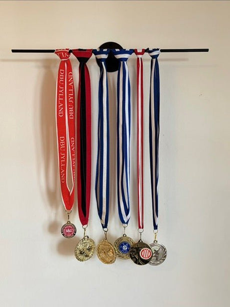 Medaljeholder til væg i sort stål – 40 cm | Inkl. sorte skruer - Lukaki.dk