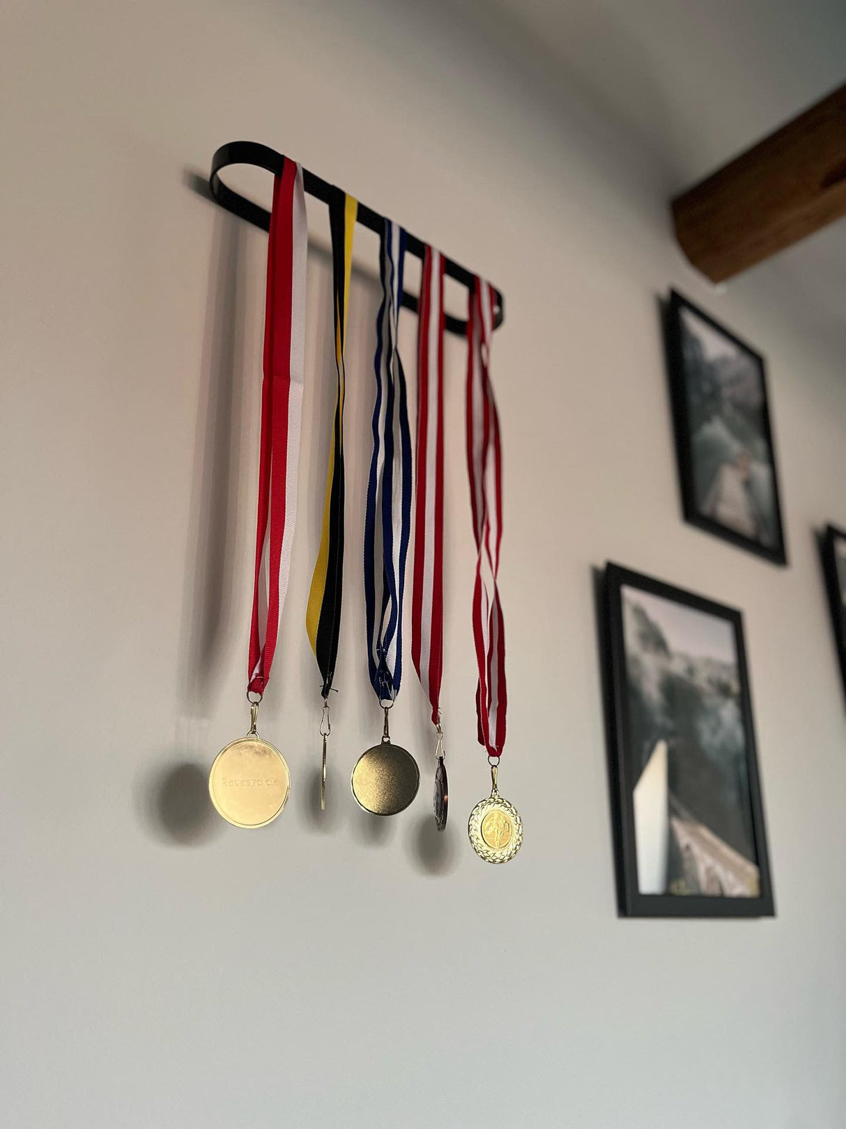 Medaljeholder til væg - sort stål - Lukaki.dkMedaljeholder til væg - sort stål