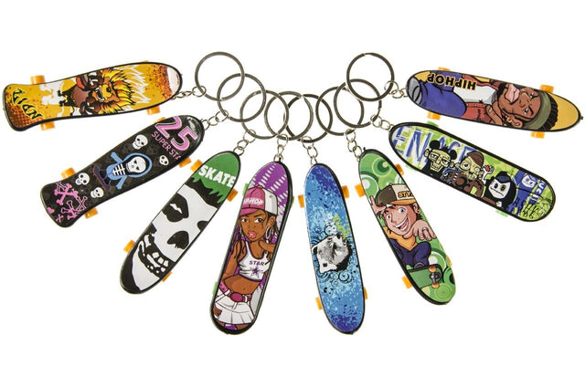 Mini Skateboard Nøglering – 10 cm Assorterede Designs - 1 stk. - Lukaki.dkMini Skateboard Nøglering – 10 cm Assorterede Designs - 1 stk.
