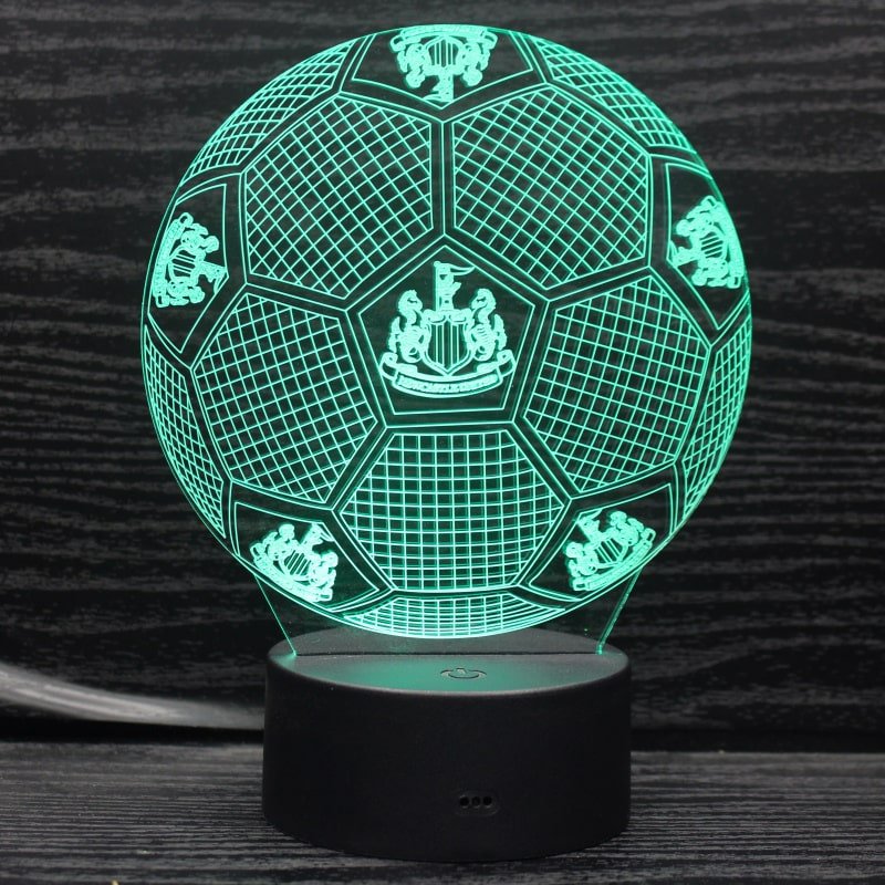 Newcastle 3D Fodbold lampe - Lyser i 7 farver - Lukaki.dkNewcastle 3D Fodbold lampe - Lyser i 7 farver