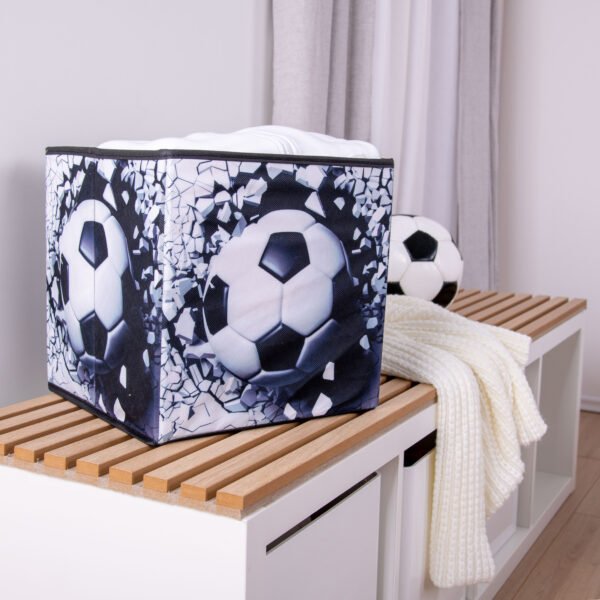 Opbevaringsboks med 3D fodboldmotiv – 30x30x30 cm - Lukaki.dkOpbevaringsboks med 3D fodboldmotiv – 30x30x30 cm