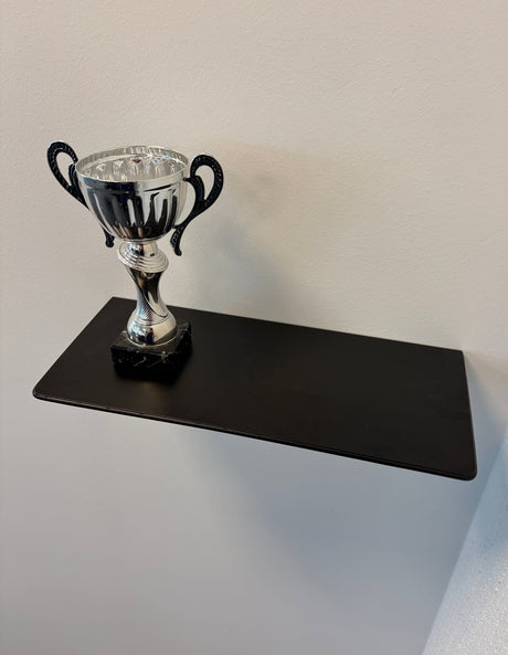 Trofæhylde i sort stål – 35 cm | Inkl. sorte skruer - Lukaki.dk